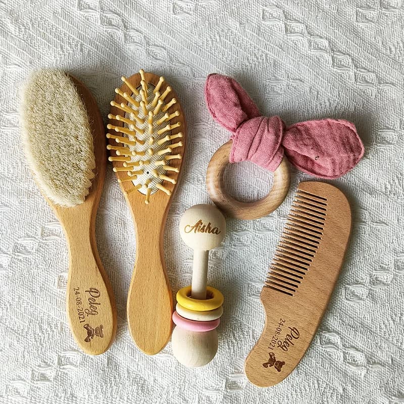 Personalisierter Babykamm Mädchen Badekamm Babypflege Haarbürste Reine natürliche Wolle Holzkamm Neugeborenen Massagegerät DIY Geschenk