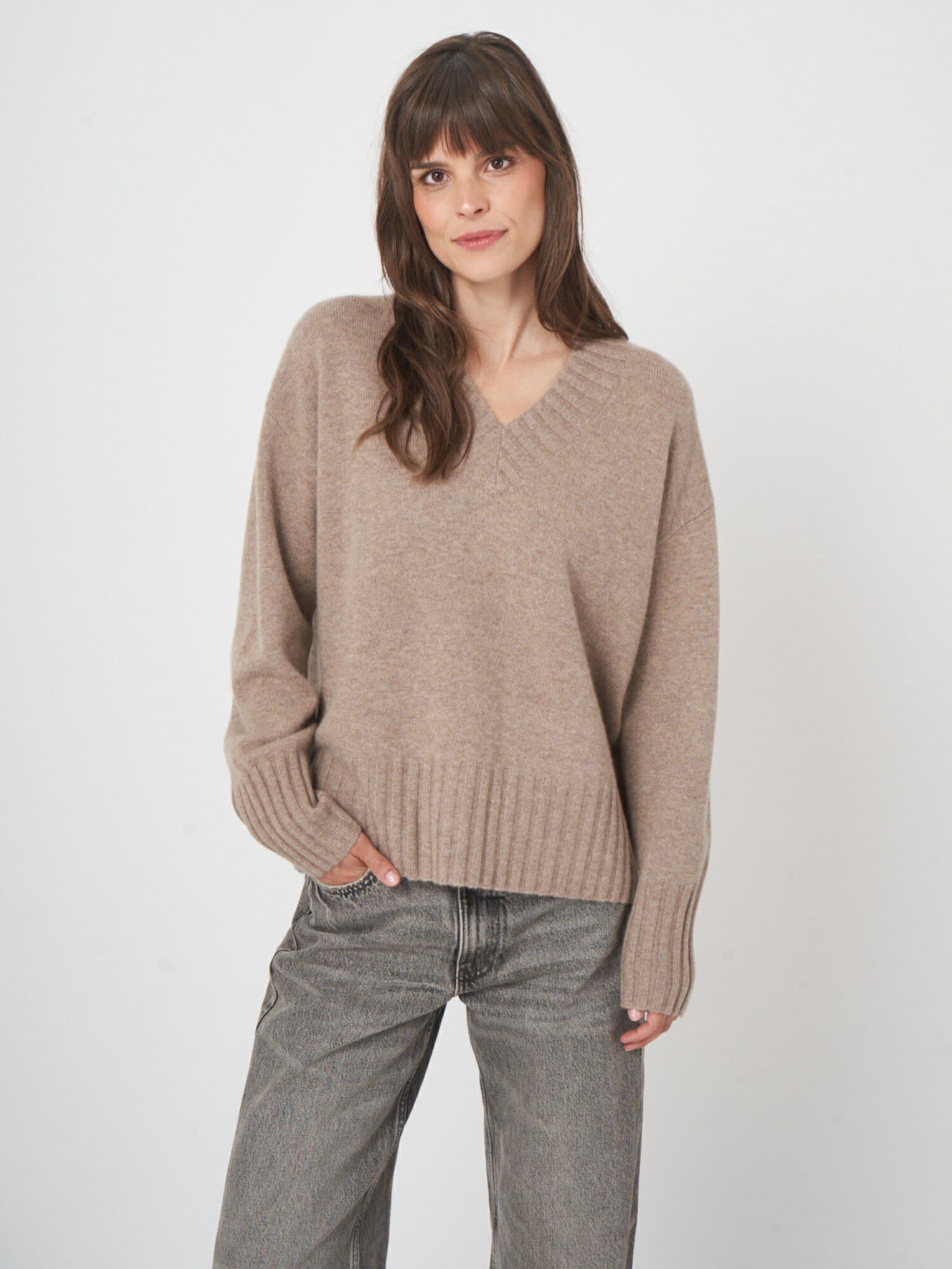 Weicher Bio-Kaschmirpullover mit V-Ausschnitt