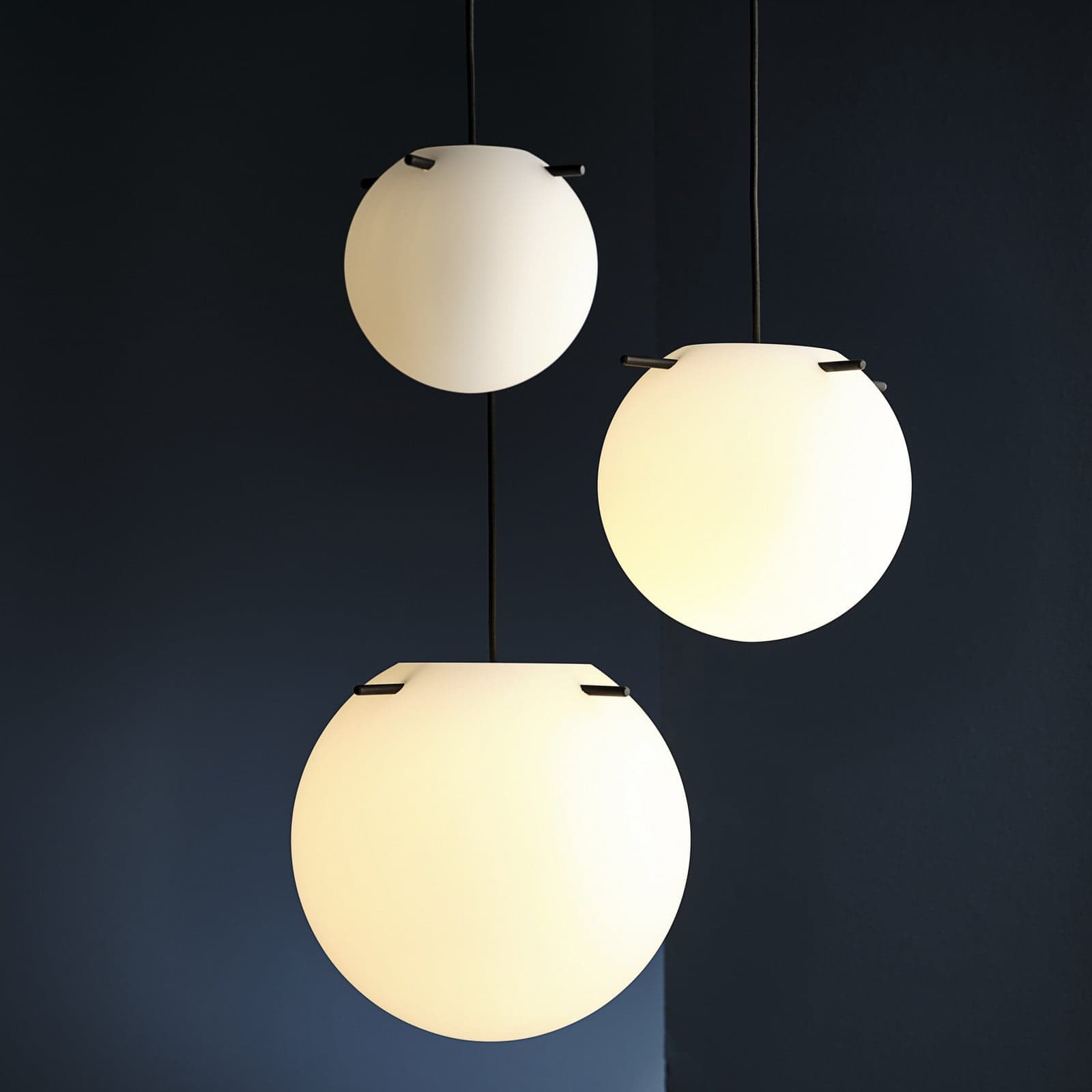 Koi Pendelleuchte Ø19 Opal White/Black FRANDSEN - Wohnzimmer - Design - Glas - Einflammig