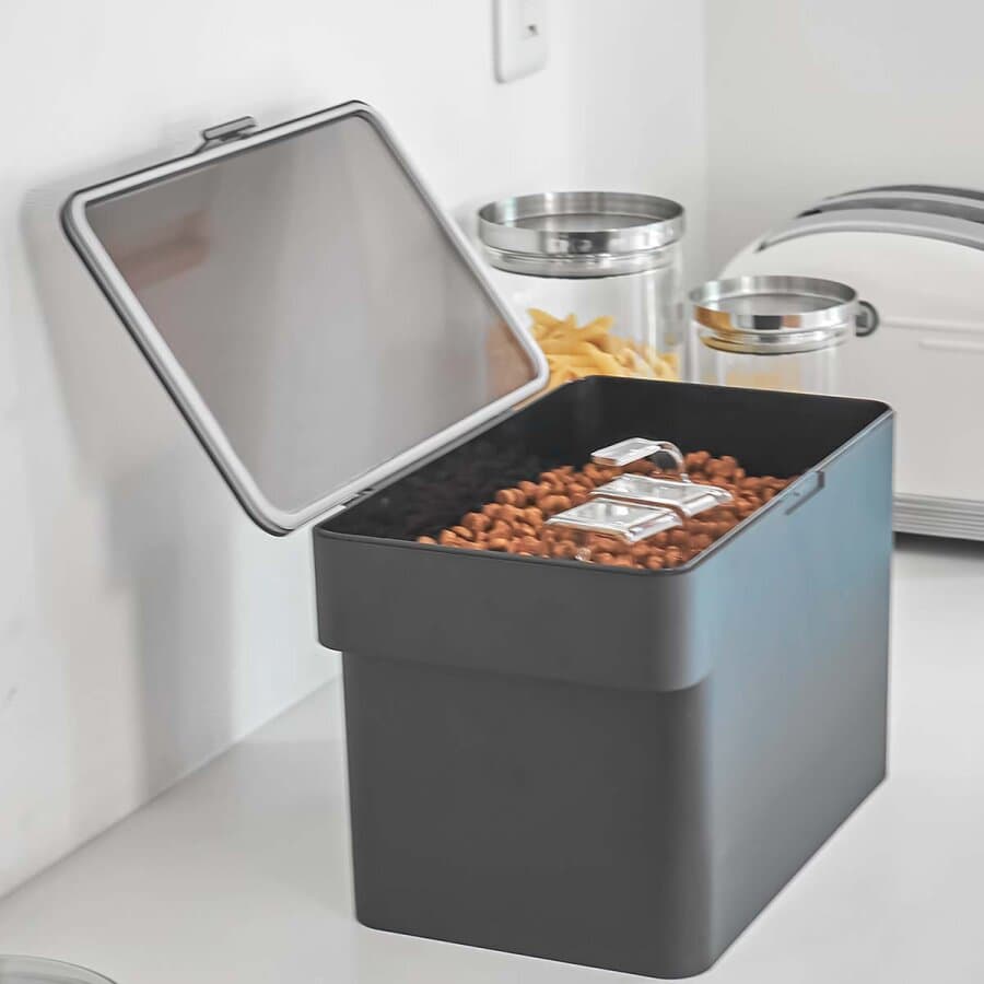 Yamazaki Tierfutter-Box luftdicht 6L Kunststoff schwarz. Die ideale Lösung für eine hygienische Aufbewahrung von Trockenfutter in der modernen